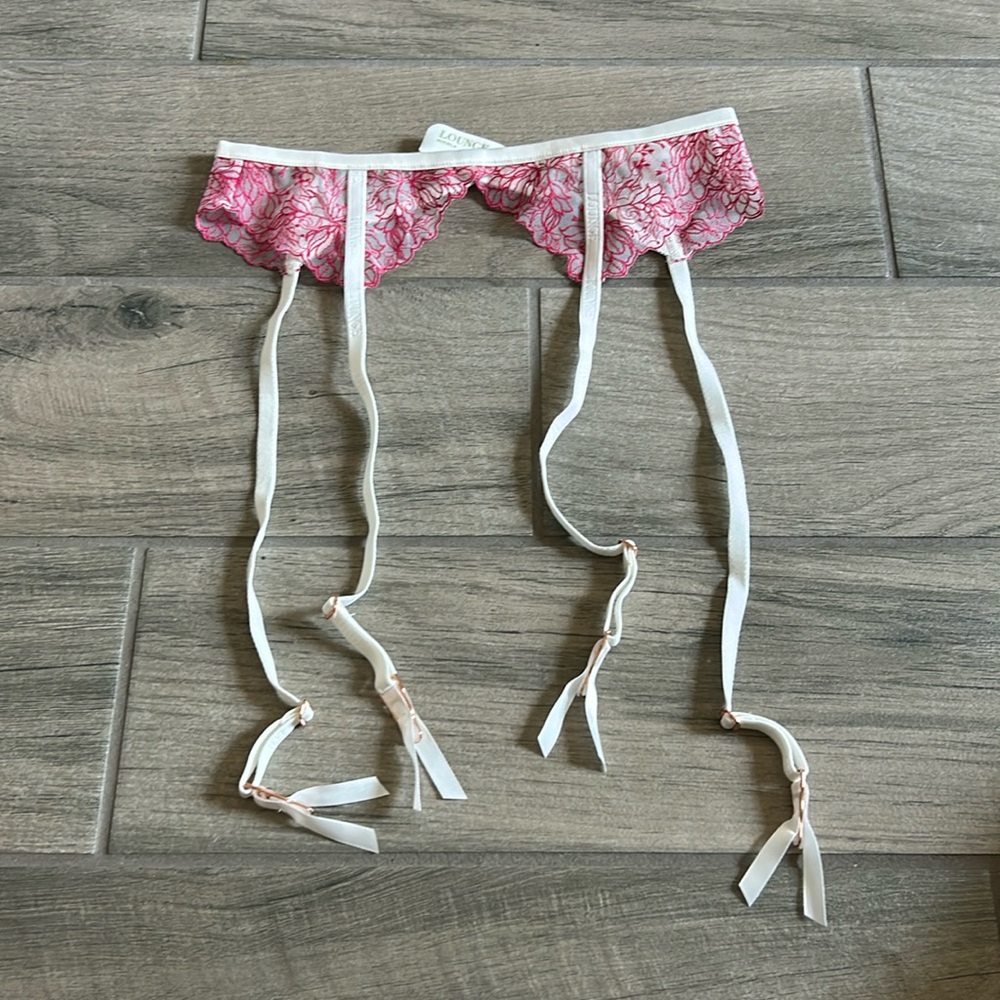 Lounge lace garter belt